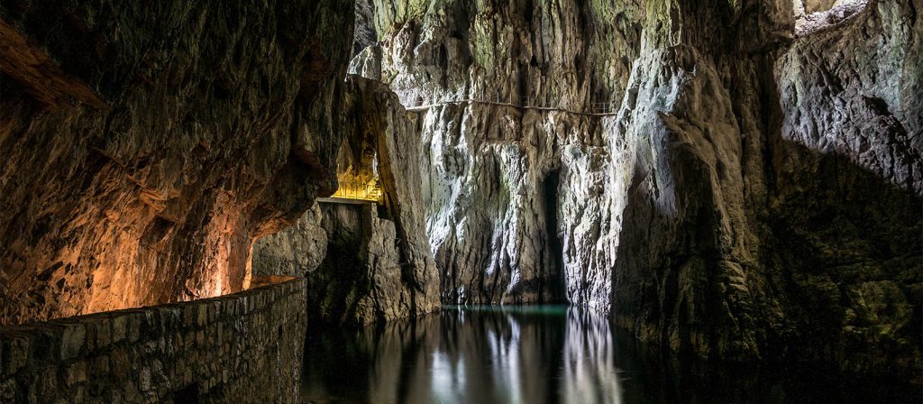 Objevujte švýcarské jeskyně